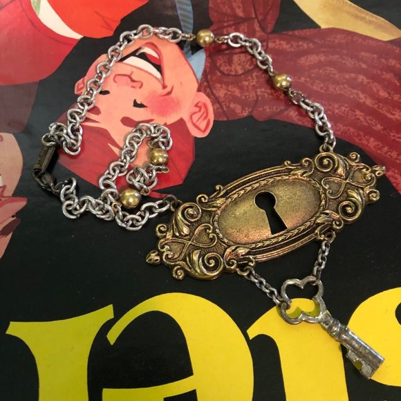 Classic Hardware Key & Key hole Necklace - Picture 3 of 9